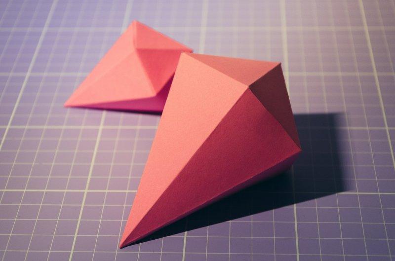 Die Abbildung zeigt ein modernes Origami aus Papier