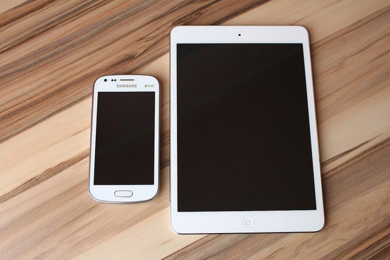 Die Abbildung zeigt ein Smartphone und Tablet von Samsung